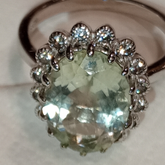 Vintage Sterling Silver Ring with Light Green Gemstone - Picture 4 of 9